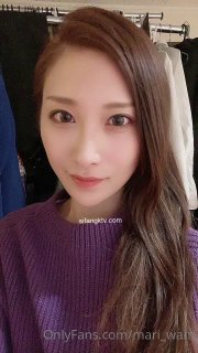 开始还装纯衣服一脱马上骚起来，流了好多水呀